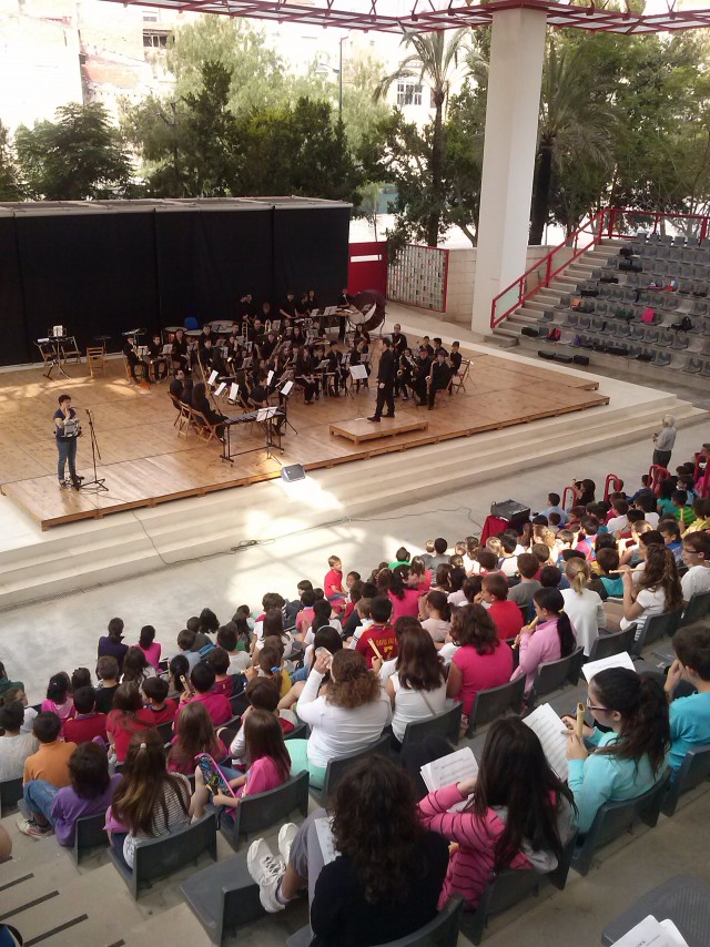 La Banda Joven de la Escuela de Música de la Sociedad Unión Musical ha ofrecido un concierto a los escolares