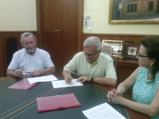 Firmado el convenio de colaboración entre el Ayuntamiento y La Sociedad Unión Musical de crevillent para impartir la enseñanza de cuerda.
