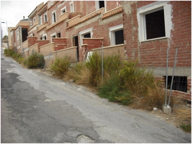 El Ayuntamiento consigue la retirada de la grúa abandonada en unas obras sin terminar de la calle San Isidro