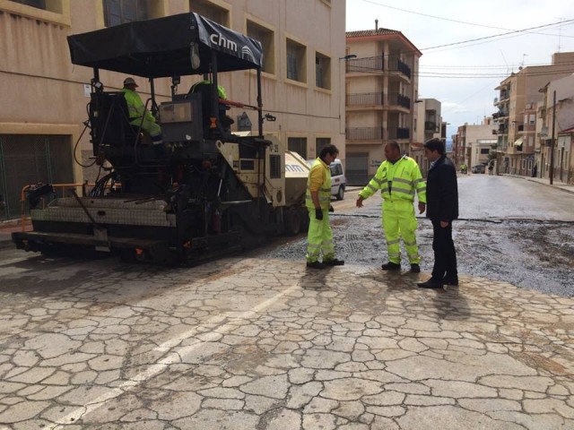 La calle Reverendo Pascual Martínez está siendo ya asfaltada dentro de las obras de reurbanización de la zona
