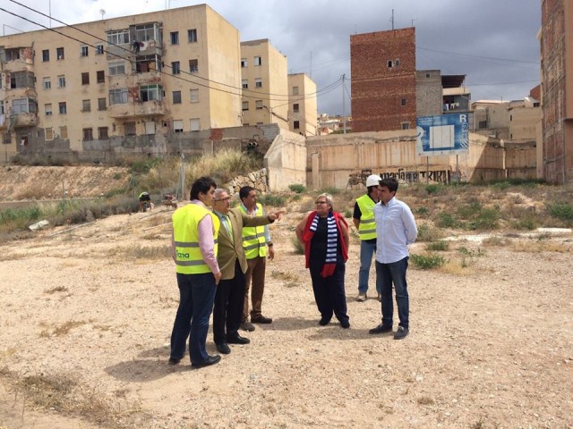 La Generalitat Valenciana comienza el vallado de los 4 bloques que quedan de las 98 viviendas para su demolición.