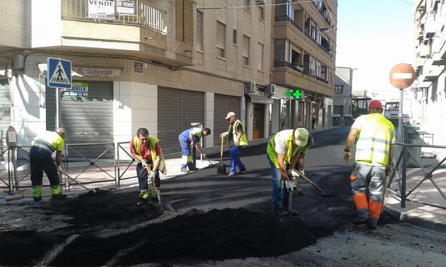 Comienza el asfaltado en el  Barrio Sur tras finalizar la primera fase de rebaje de vados, aceras y renovación de infraestructuras de la red de agua potable