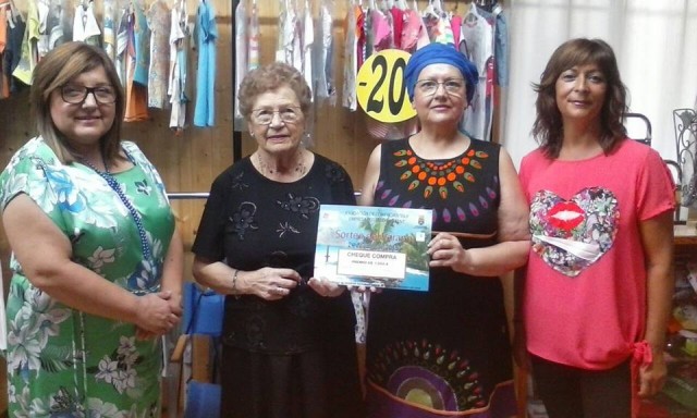 ACEC y el Ayuntamiento entregan el premio de 1.000 € a Conchi Coves Mas, ganadora del “Sorteig d´Estiu”