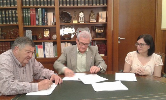 El Alcalde firma  el contrato  urbanístico para el desarrollo del Polígono Industrial Este