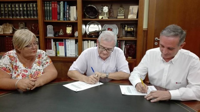 El Ayuntamiento y la Asamblea Local de Cruz Roja Española firman un convenio de Colaboración para contribuir al desarrollo de la política social y asistencial en la localidad de Crevillent