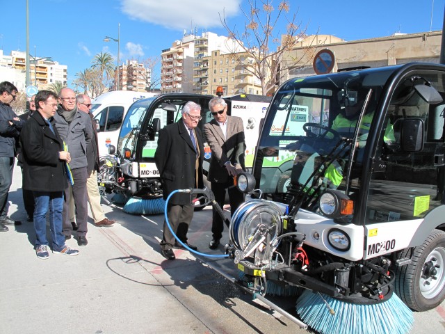 El Ayuntamiento y FCC presentan la nueva maquinaria del servicio de recogida de basura, limpieza viaria y Ecoparque