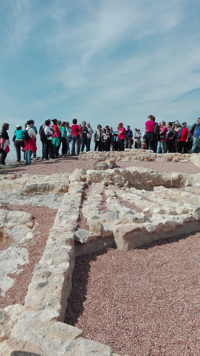La excursión arqueológica guiada para visitar el yacimiento de la “Penya Negra” contó con la participación de 150 personas