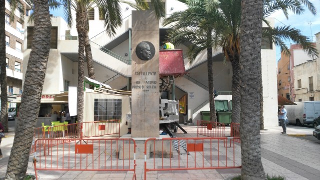 El Ayuntamiento ha comenzado a retirar hoy el monolito dedicado a José Antonio Primo de Rivera