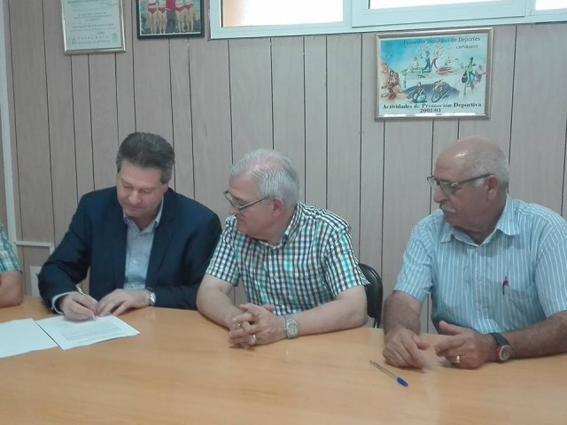 El Diputado de Agua y la Comunidad de Regantes firman el acta de recepción de las obras realizadas en el segundo Canal de Poniente