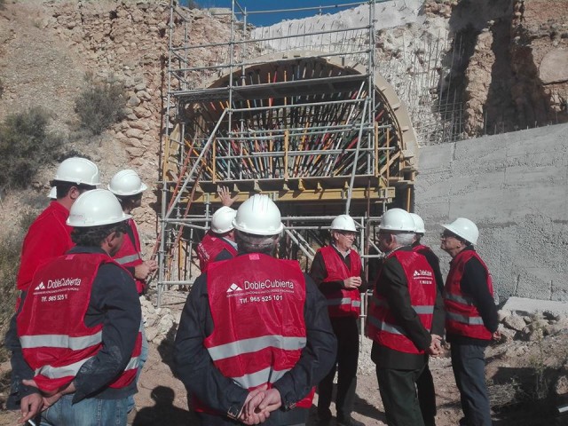 El Diputado de Arquitectura y Patrimonio y el Alcalde visitan las obras de rehabilitación del puente Qanats,  en el sistema hidráulico Els Pontets