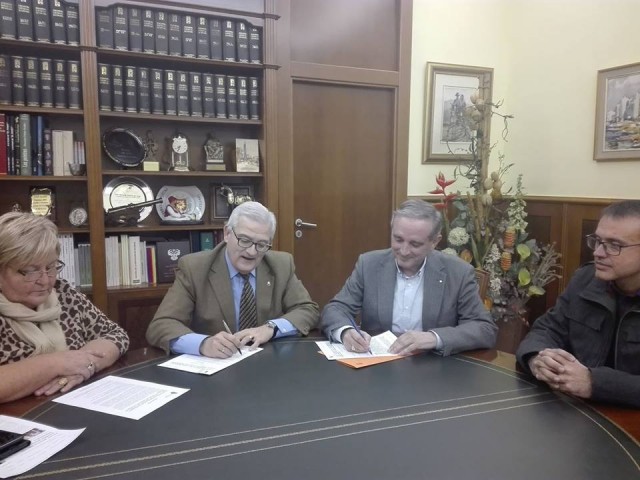 El Ayuntamiento y la Asamblea Local de Cruz Roja Española firman un convenio de colaboración para contribuir al desarrollo de la política social y asistencial en la localidad de Crevillent