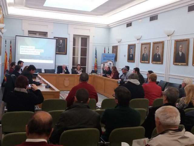El salón de plenos del Ayuntamiento ha acogido hoy la presentación del Plan Estratégico de Turismo de Crevillent