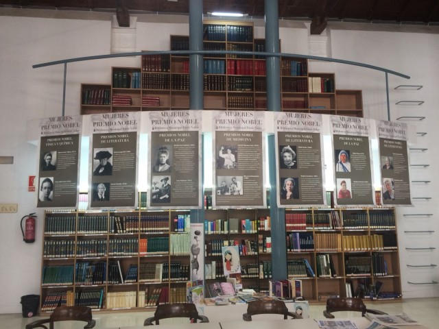 La Biblioteca Municipal “Enric Valor” ha instalado siete paneles que destacan a catorce mujeres galardonadas con el Premio Nobel