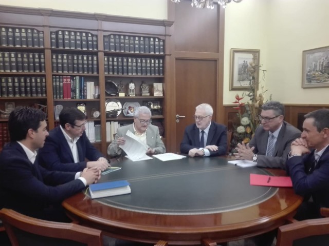Firma del acuerdo de colaboración entre el Ayuntamiento de Crevillent, Cooperativa Eléctrica y Fundación CAM para mantenimiento y uso del CEMA Los Molinos