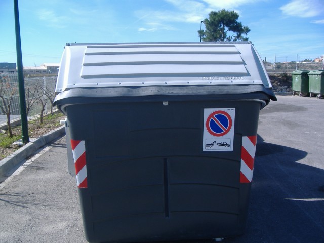 El Ayuntamiento solicita a la empresa concesionaria del servicio de recogida de basura que cambie los pedales de los contenedores para mejorar el uso de los vecinos