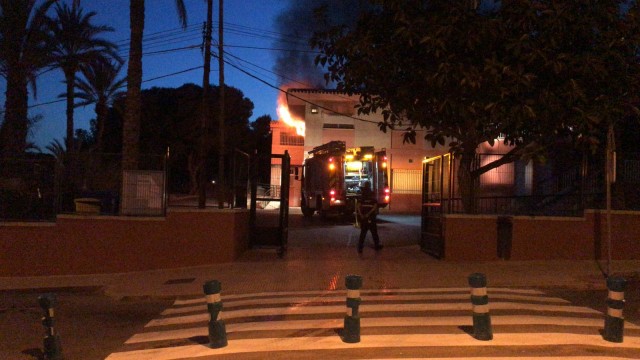 Las clases en el Colegio Francisco Candela han quedado suspendidas tras el incendio de ayer
