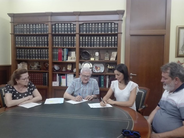 El Alcalde de Crevillent y la Presidenta de la Sociedad Unión Musical firman el convenio entre ambas entidades