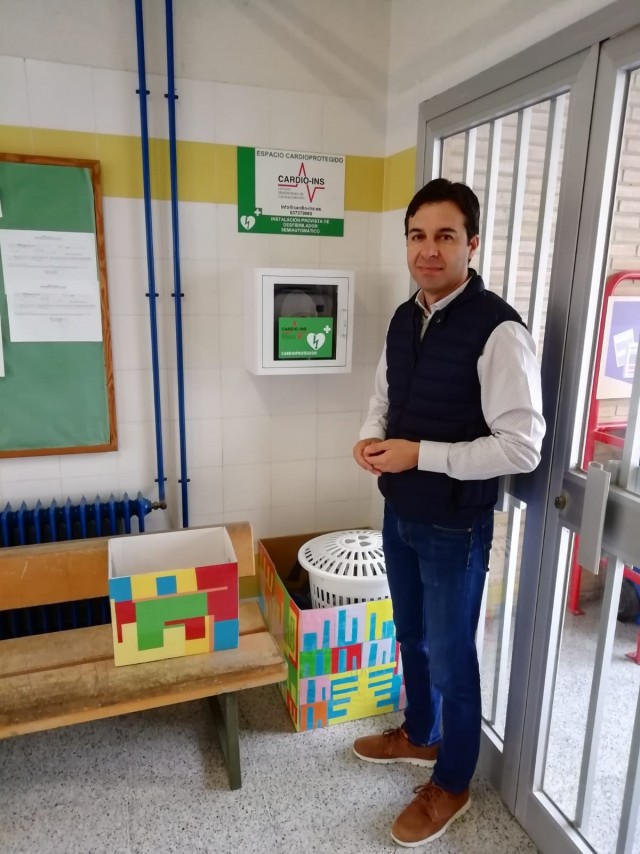 El Ayuntamiento instala siete nuevos desfibriladores en los colegios de Crevillent