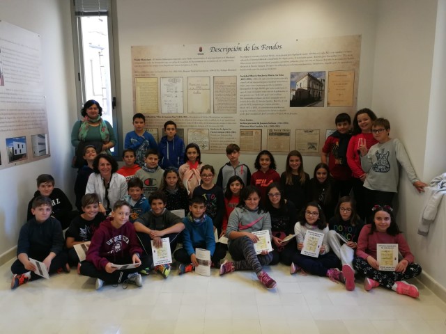 Un total de 110 alumnos realizan una visita guiada por las instalaciones del Archivo Municipal