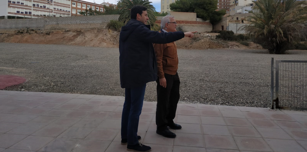 El Alcalde y el concejal de Educación visitan el nuevo aparcamiento creado en la Rambla