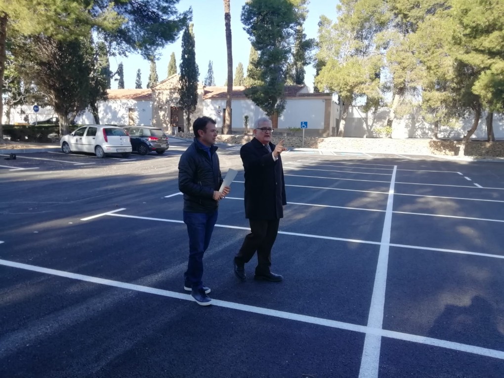 El Alcalde y el concejal de Cementerios visitan el aparcamiento del Camposanto