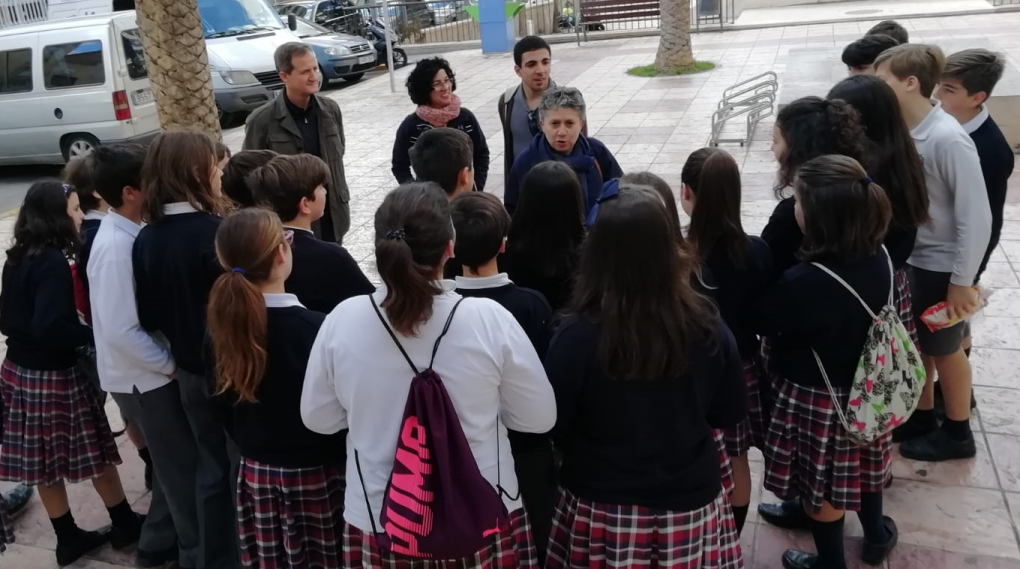 El Ayuntamiento y el Hospital del Vinalopó Dr. Mas Magro reanudan las visitas de escolares al Mercado Municipal de Abastos