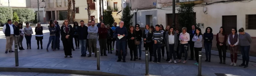 El Ayuntamiento se suma al minuto de silencio por el asesinato de una mujer en Rojales