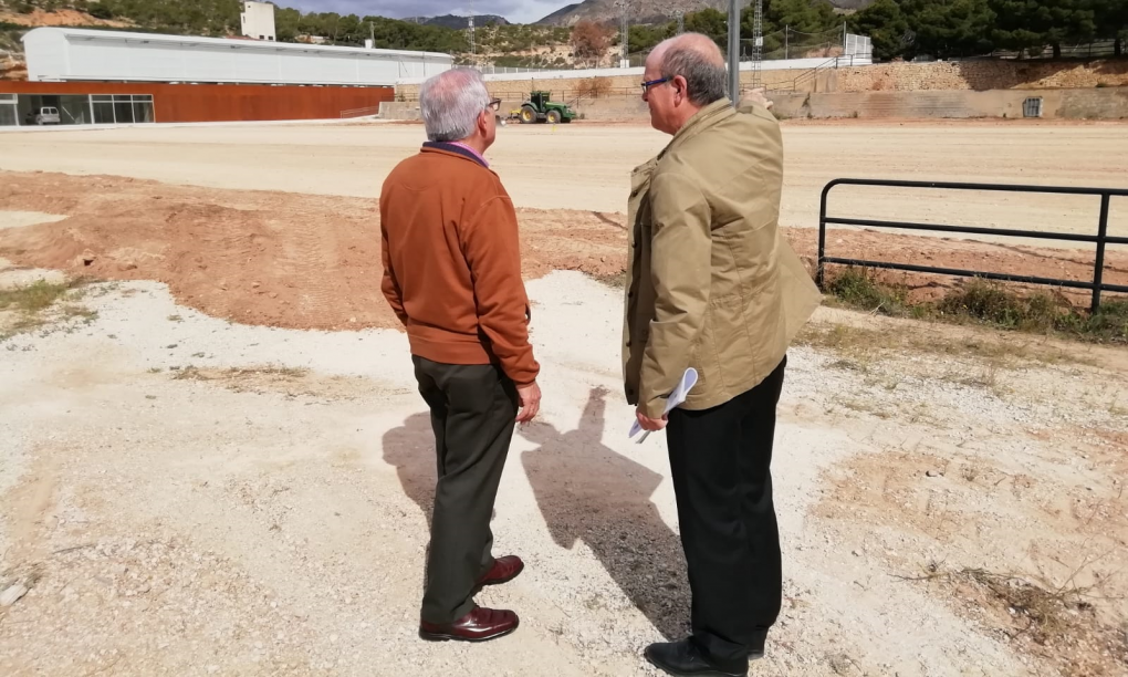 El Alcalde informa del inicio de las obras de instalación del césped artificial en el campo de fútbol de la Ciudad Deportiva Juanfran Torres