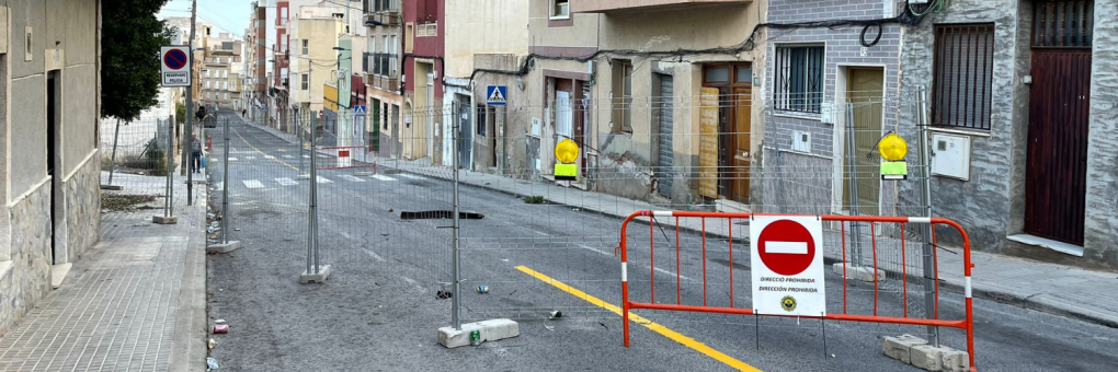 Explicació sobre per què estan tallats i no es pot aparcar als carrers Macha i Àngel