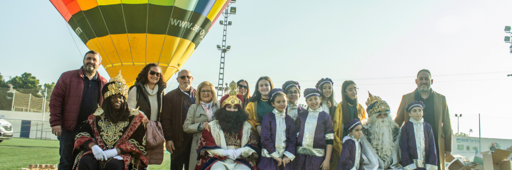 Els Reis Mags entreguen regals i reben les cartes dels xiquets i xiquetes de Crevillent abans de continuar el seu viatge amb globus aerostàtic