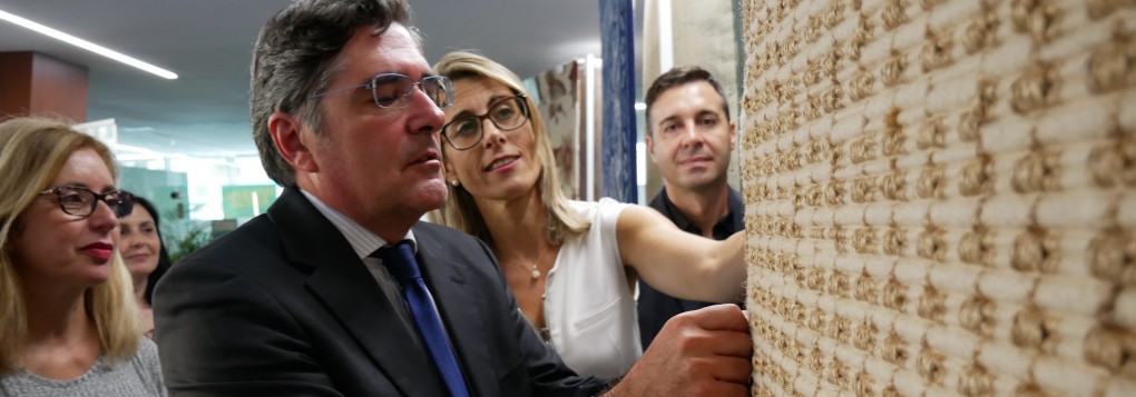 La alcaldesa Lourdes Aznar inaugura la VIII Exposición de la Alfombra y Moqueta de Crevillent