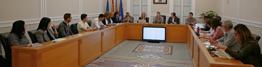 El pleno de Crevillent aprueba una modificación de crédito y el equipo de gobierno saca adelante una moción en defensa de la Constitución española