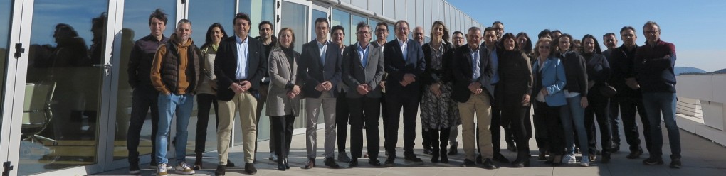 El gobierno municipal, UNIFAM  y el profesorado del IES Macià Abela y Canónigo Manchón visitan las nuevas instalaciones de AITEX en Alcoy para profundizar en los procesos tecnológicos aplicados en el sector de la alfombra y moqueta
