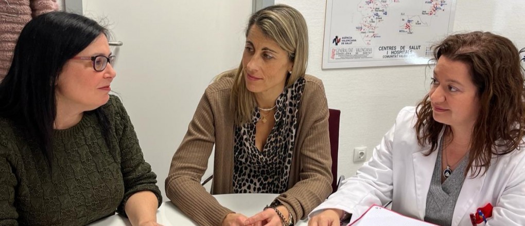 La alcaldesa Lourdes Aznar y la edil de Sanidad mantienen una primera reunión con la nueva comisionada del Hospital del Vinalopó para plantear una serie de mejoras